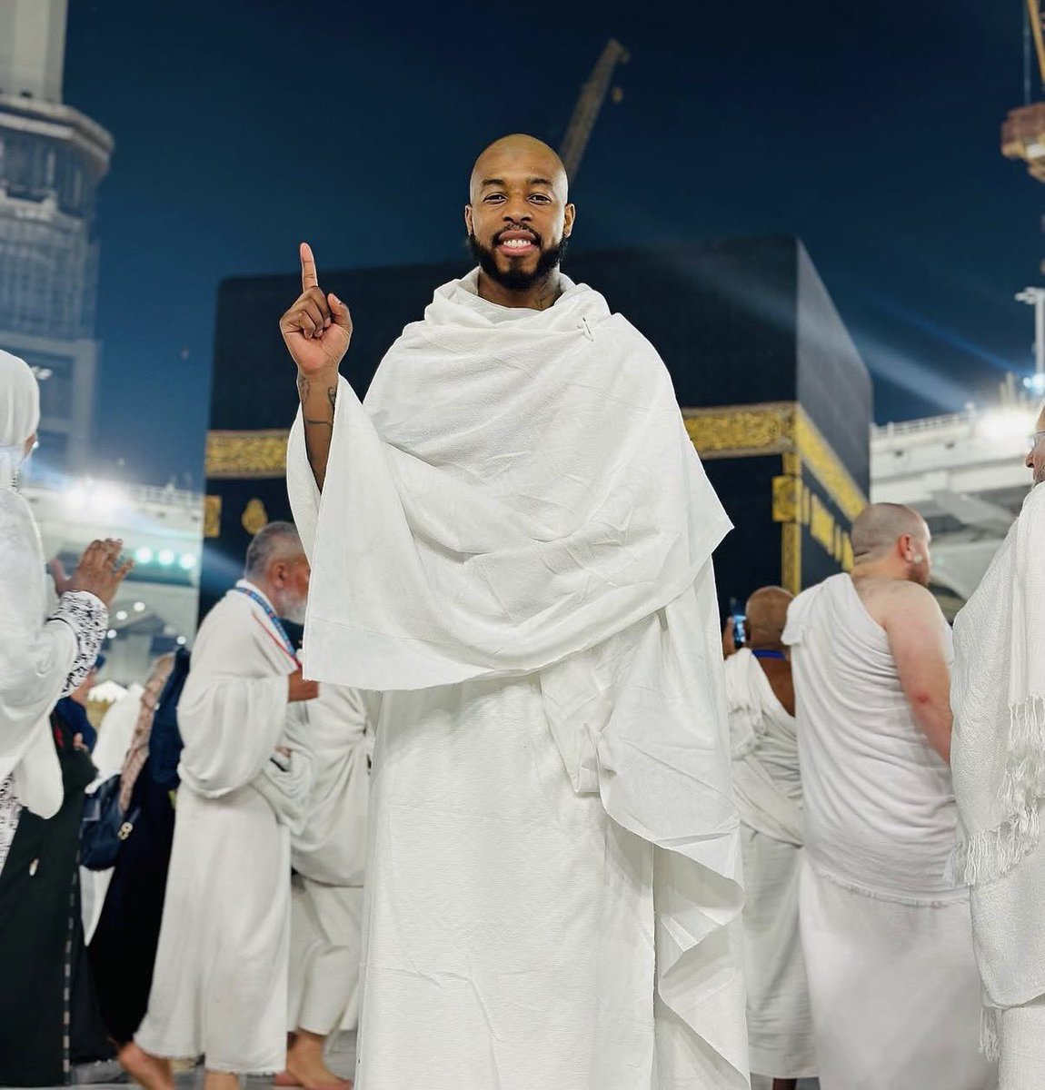 JMNewsNetwork_'s tweet photo. 🇫🇷 Presnel Kimpembe:

I used to always tell my Muslim friends, "I'll never become a Muslim."

I was a Christian, but over time I started researching, reading, and taking an interest.

Later, I became a Muslim, with my friends as witnesses. https://t.co/NVEkLBwCm7