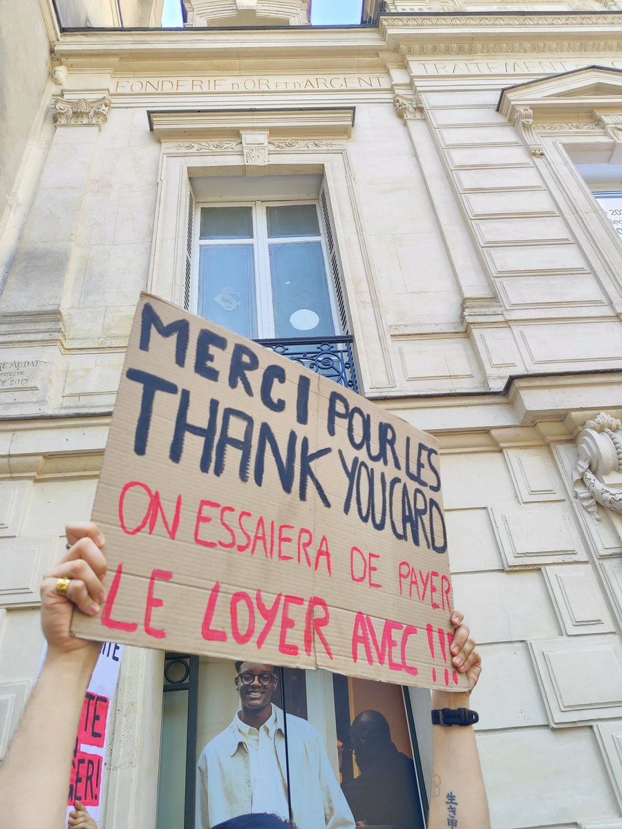 DC_True's tweet photo. Grève Uniqlo devant le marais !
#uniqlo #greve #cgt https://t.co/yiDIVOuwW1