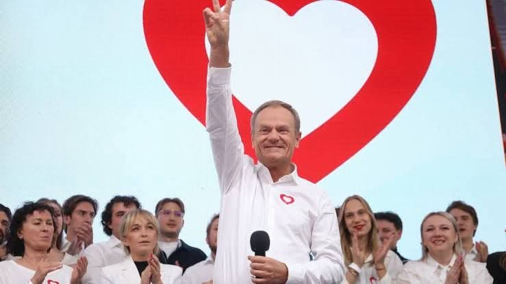 DawidWildstein's tweet photo. DROGI LEMINGU, POJMIJ TO WRESZCZIE- TO NIE DLA CIEBIE BĘDĄ VIP SALONIKI..

Przyznam, że nawet mnie, a przecież mam o tej władzy jak najgorsze zdanie, zaskakują kolejne odsłony afery szpitalnej. To jest jednak aż nie do uwierzenia- i to, to czego oni doprowadzili Ochronę Zdrowia, i to, jak sobie, za nasze pieniądze i kosztem zdrowia innych, zrobili własne państwo w państwie, i podłość, niebywała agresja, wręcz zbydlęcenie, które cechuje ataki Uśmiechniętej Władzy, jej mediów i farm trolli, na tych, którzy ośmielili się tę aferę ujawnić. To naprawdę Białoruś.

I aż zaskakuje mnie, jak z każdym kolejnym dniem jeszcze trafniejszy okazuje się mój "list" do leminga i fanatyka Uśmiechu w sprawie Ochrony Zdrowia.
Więc znowu do niego napiszę.

Drogi lemingu i fanatyku obecnej władzy, MUSISZ POJĄĆ JEDNO.
To nie Ciebie Kacprzyk będzie leczył, nie dla ciebie vip saloniki. Ty najwyżej zaliczysz tomograf, jak scezniesz w kiblu szpitalnym. 

A nie daj Boże będziesz marudził, będziesz chciał uczciwości, sprawiedliwości, godnego traktowania? Dla siebie albo swojej rodziny? Przecież widzisz, co się dzieje. Zgn#ją Cię za to, zniszczą, zmieszają Ciebie i Twoich bliskich z błotem.
Naprawdę Ci to odpowiada?

Zrozum wreszcie, że tylko ludzie powiązani z władzą będą mogli liczyć na natychmiastową obsługę, luksusowe warunki, ogólnie wszystko to, czego ani Ty, ani ja nie dostaniemy.
To oni dostaną leki na raka, nie twoja babcia.
To ich córki będą "rodzić po ludzku", twoja obok zarzyganych meneli na SORze.

ONI SPECJALNIE W TEN SPOSÓB SKONSTRUOWALI PAŃSTWO, WIERZĄC. ŻE GRZECZNIE TO ZAAKCEPTUJEJSZ I DALEJ BĘDZISZ SIĘ DO NICH MODLIŁ, CZYTAŁ WYBORCZĄ I OGLĄDAŁ TVN...

Teraz może Ci się wydawać, że ten kryzys w Ochronie Zdrowia to problem pisiorów. Problem tej Polski B, tego ciemnogrodu, tych bidoków, tego plebsu, więc co ich załować.
Oj kochany lemingu, kochany zwolenniku Uśmiechu, to w Ciebie trafi. I to szybciej niż myślisz.

Zresztą rozejrzyj się, porozmawiaj ze swoją rodziną, przyjaciółmi. Zobaczysz, że ten koszmar jest dużo bliżej niż ci się zdaje, jest tuż tuż.
I zrozumiesz, że twoja ukochana władza Cię po prostu OKŁAMUJE.

I naprawdę zaraz albo Ty, albo ktoś z twojej rodziny będzie w tej samej sytuacji, co ten plebs, którym tak gardzicie i, po cichu, cieszycie się, że ma gorzej.

I wtedy, zapewniam Cię, to nie dla Ciebie będzie salonik VIP. To się załatwi Arłukowiczowi, Giertychowi, Szczepkowskiej czy Skibie.
TO DLA NICH JEST SERDUSZKO TUSKA. Dla Ciebie będzie zgon w kiblu i tomograf.
Naprawdę.
Przemyśl to.

Dawid 

PS: algorytmy czesto tną zasięgi moich wpisów. Jeśli ten post wydaje Ci się ważny - proszę, podaj go dalej.