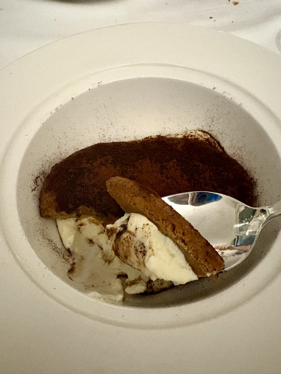 estercita's tweet photo. 4. Tiramisú del restaurant de l’Hotel Termes Montbrió. La crema de mascarpone estava boníssima, però… l’havien muntat al revés… amb el melindro sucat en cafè a sobre del mascarpone… era un usimarit… Li poso un 6,5/10 https://t.co/k0vhz7nbGo