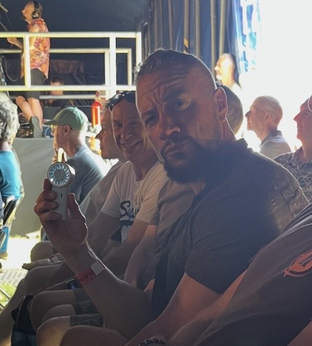 danbthechef's tweet photo. Even strong men need a blue fan #tg26 #inafieldnearswindon https://t.co/YmqkVLfojM
