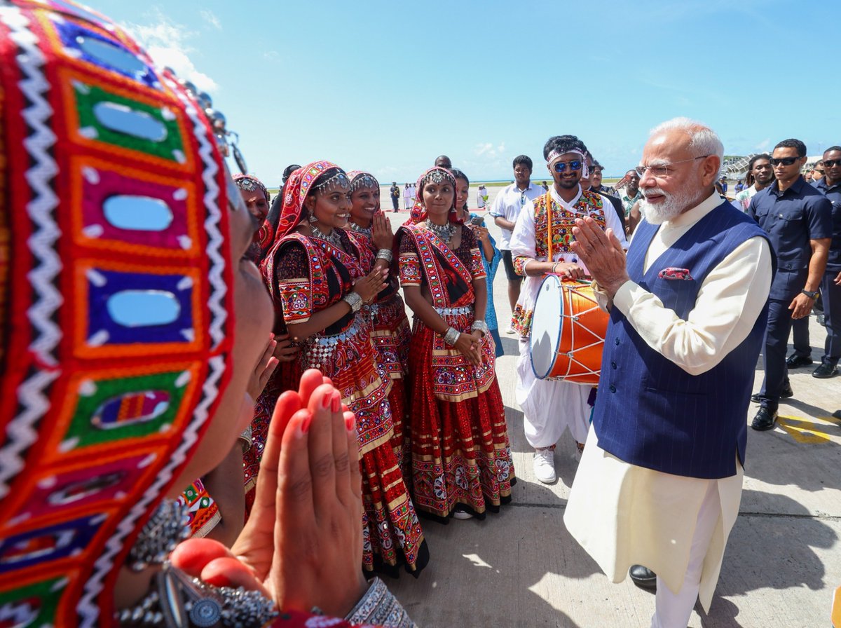 BJP4Gujarat's tweet photo. માનનીય પ્રધાનમંત્રી શ્રી @narendramodi જીનું સેશેલ્સ ખાતે ભવ્ય સ્વાગત કરવામાં આવ્યું. https://t.co/1Hf2HPNRxO