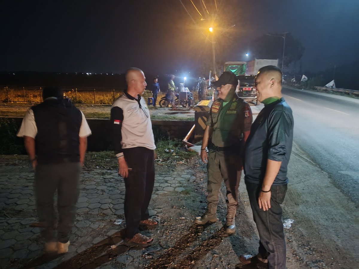 polpp_pringsewu's tweet photo. Giat Malam Penertiban PKL berlokasi di Jalam Lintas Barat, Tugu Gajah sampai dengan Rest Area Pringsewu. (26/06/2026)

Kegiatan ini dilaksanakan secara persuasif atau humanis dengan memberikan edukasi, himbauan kepada para pedagang untuk tidak lagi berdagang di lokasi tersebut. https://t.co/pHYDvwlHxJ