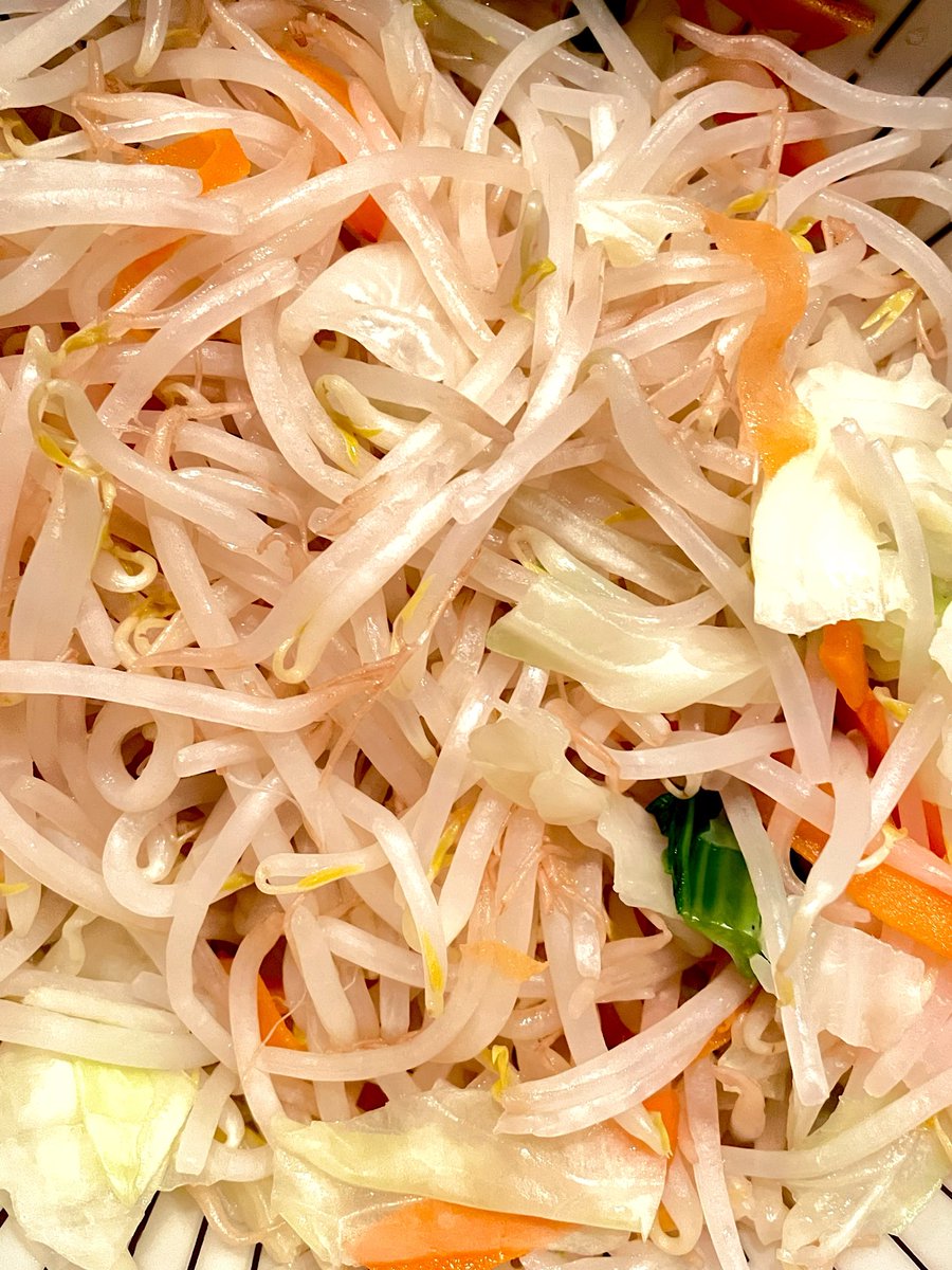 asterisk0507's tweet photo. ゴールデン街 ASTERISK オープンです♫

今夜はあきらといつきナイト♡

お通しは…

もやしと野菜のナムル
ちくわの炒め物
紅生姜天の煮物

翌朝5時までお待ちしてます✳️

写真は味付け前のナムル✨

#barasterisk #asterisk #アスタリスク #ゴールデン街 #お通し https://t.co/ic7IcdBLTT