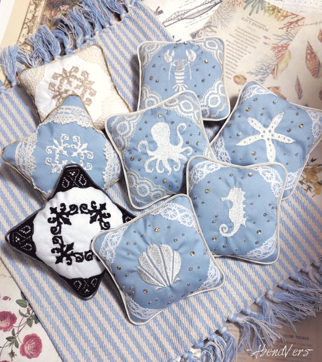 AbendVers's tweet photo. オリジナル刺繍クッションの夏verを
6月29日(月)21時頃ショップに追加予定です。
（手動追加なので多少時間がずれる可能性があります）
海の生き物のクッションは海のキラキラ感を出したくてビーズやスパンコール、パールを刺しています。
いつもの柄も初の水色生地verがあります。
#AbendVers https://t.co/zz6jNrETgw