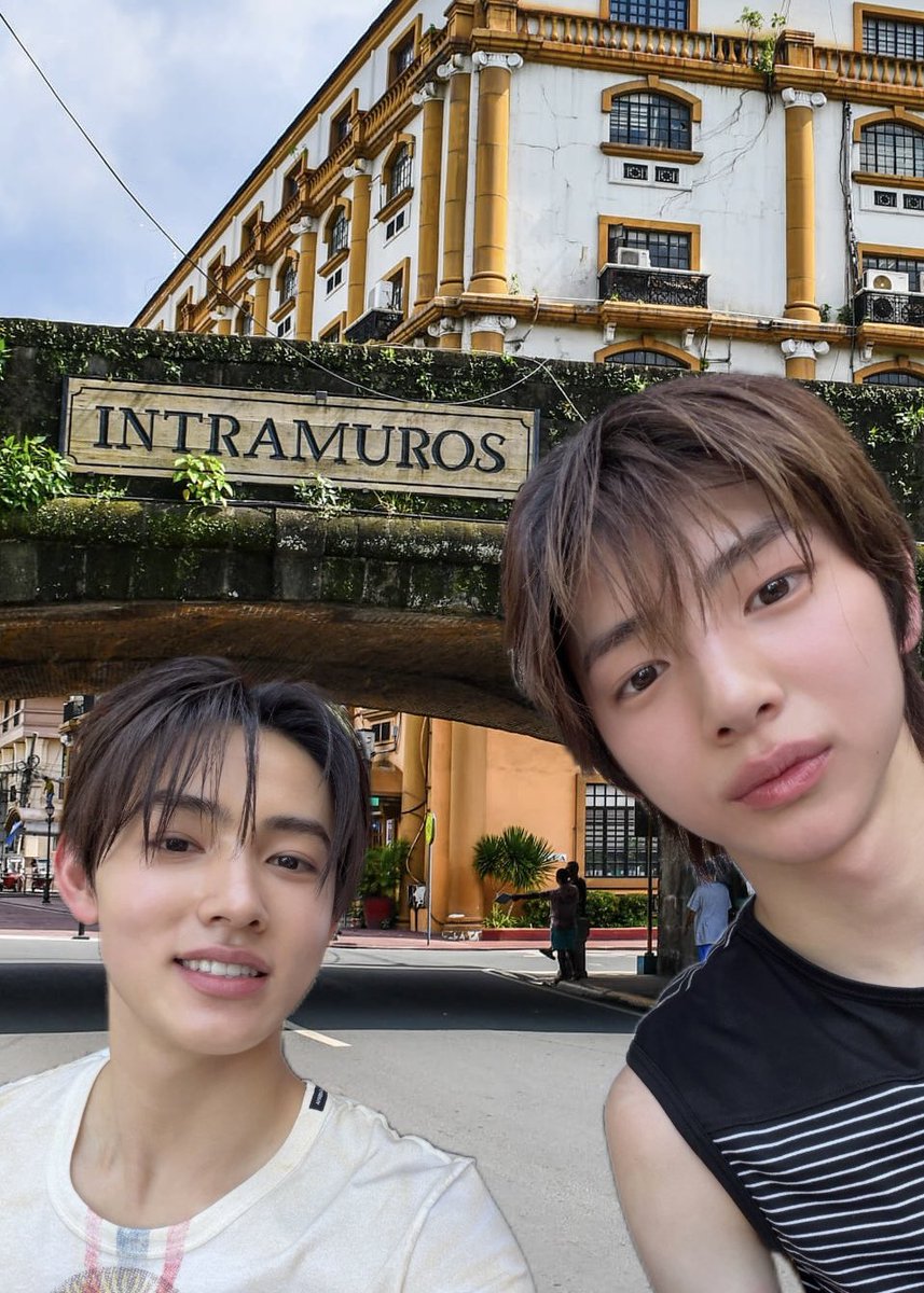 cortisbop's tweet photo. oh look at these two tourists https://t.co/ZgYWdTCrAd