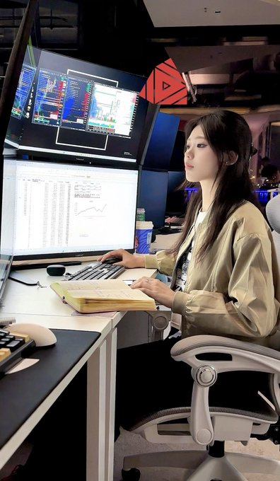 bigfopq's tweet photo. 24岁。

一个人。

靠Claude写出来的量化机器人，在Polymarket已经赚了71247美元。

很多人以为他每天都在预测行情。

其实恰恰相反。

他的机器人更像一个"市场搬运工"，靠的是高频做市和跨盘口套利，而不是押涨押跌。

它只盯着短期加密预测市场。

每当新市场上线，就会第一时间同时挂出YES和NO两边的限价单。

哪边先成交，就先拿哪边。

等市场价格发生变化，再慢慢把另一边补齐。

如果价格继续波动，就持续向更便宜的一侧加仓。

整个过程中，它始终遵守一个原则：

YES仓位加NO仓位的总成本，永远控制在1美元以内。

只要做到这一点，就有机会锁定套利空间。

长期下来，这套策略平均每笔能拿到约2.37%的收益。

别看比例不高，复利跑起来非常可观。

他的历史交易里，有几笔尤其亮眼：

200.60美元做到1004.30美元，回报400.64%。

244.24美元做到1047.26美元，回报328.79%。

610.04美元做到1787.79美元，回报193.06%。

真正让他赚钱的，不是猜对市场。

而是把交易变成了一套可以不断重复执行的流程。