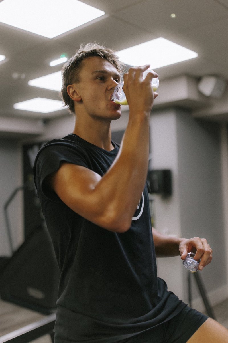 holgerrune2003's tweet photo. Working on and off the court . Natural energi is key for me. Introducing my new matcha Superblend together with Mission 🍵 taste amazing https://t.co/ZwyGVARzm4 https://t.co/y58Uyvsbp0