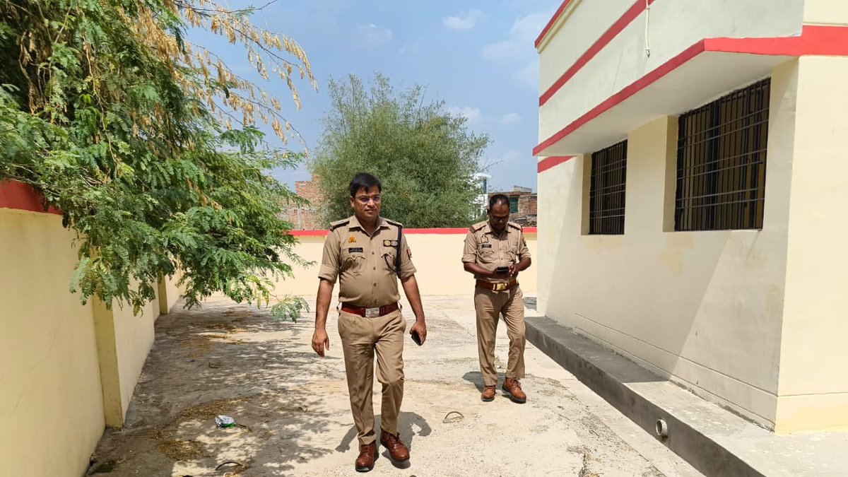 hamirpurpolice's tweet photo. आज दिनांक 27.06.2026 को अपर पुलिस अधीक्षक, जनपद हमीरपुर द्वारा थाना जलालपुर क्षेत्रान्तर्गत निर्माणाधीन पुलिस चौकी बरहरा का स्थलीय निरीक्षण किया गया।
निरीक्षण के दौरान निर्माणाधीन भवन के कार्यों की प्रगति, गुणवत्ता एवं निर्माण मानकों का गहन अवलोकन किया गया। अपर पुलिस अधीक्षक द्वारा संबंधित अधिकारियों एवं कार्यदायी संस्था के प्रतिनिधियों को निर्माण कार्य निर्धारित समय-सीमा के भीतर उच्च गुणवत्ता एवं स्वीकृत मानकों के अनुरूप पूर्ण कराने के निर्देश दिए गए।
इसके अतिरिक्त निर्माण स्थल पर सुरक्षा व्यवस्था, आधारभूत सुविधाओं एवं अन्य आवश्यक व्यवस्थाओं का भी निरीक्षण कर सम्बन्धित को आवश्यक दिशा-निर्देश दिए गए, ताकि निर्माण कार्य सुचारु रूप से पूर्ण होकर शीघ्र ही पुलिस चौकी का संचालन प्रारंभ किया जा सके।
#UPPolice
