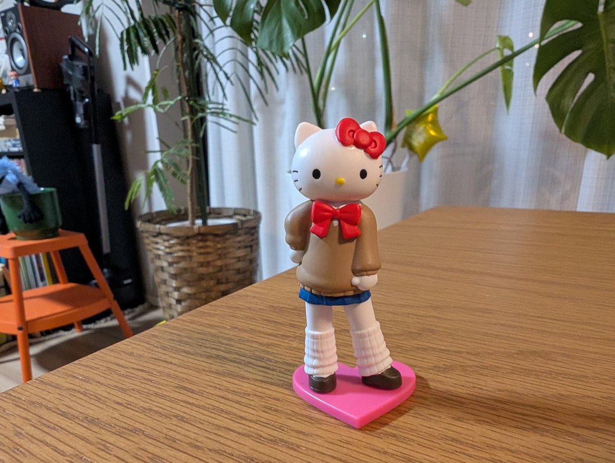 toriy2010's tweet photo. 最近あんまりガチャガチャしてなかったけどキティちゃんのスタイルアップフィギュアコレクションが気になって回した。カワイイ✨高さ6センチでした。 https://t.co/5aVowcTD1T