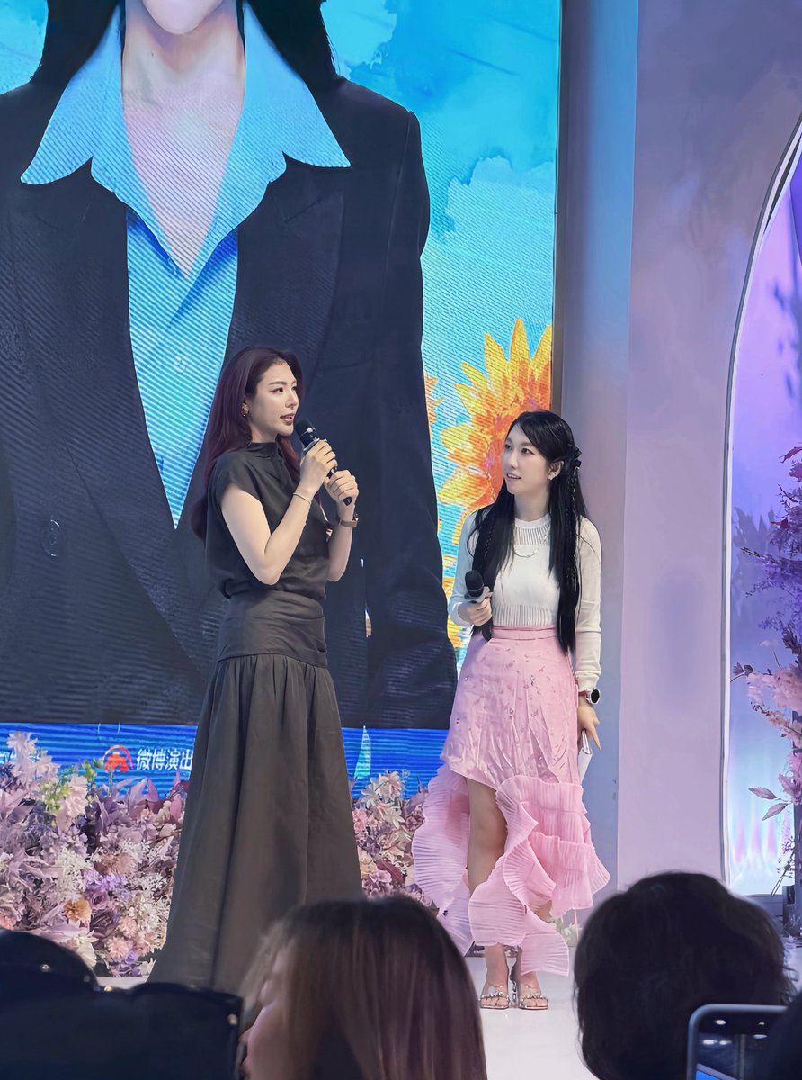torfun10676401's tweet photo. รับหน้าที่พิธีกรงานแฟนมีตติ้งของ Faye ที่เซี่ยงไฮ้ ชอบโมเมนต์ที่ Faye โต้ตอบกับแฟน ๆ มาก ๆ ทุกประโยคมีคนรับส่งมุกตลอด ทุกคนเป็นคู่หูเล่นมุกที่ยอดเยี่ยม สนุกสุด ๆ ~~
#萧泰后 #พิธีกรทอฝันพิธีกรจีน #mctorfun #fayeperaya #พิธีกรภาษาจีน #พิธีกร2ภาษา https://t.co/CkPUe5Q6A8