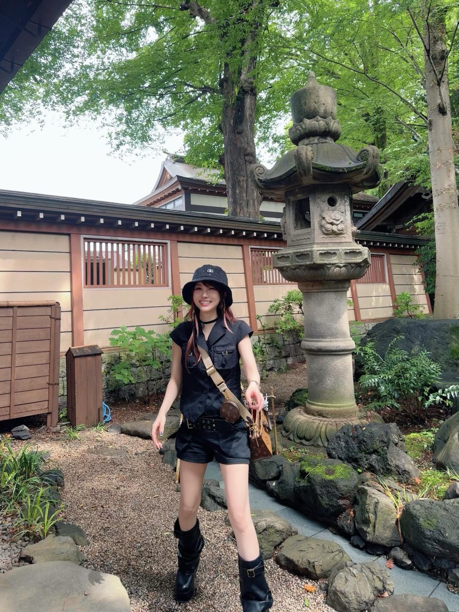 binets07's tweet photo. 田中れいな @tanakareina.lovendor
https://t.co/3oU2LDlXvS

前に 神社行ったって投稿したっちゃけど 
実は行った帰りに
すぐいい事があったので
お礼参りに 行ってきました⛩⟡.*
（略）
#神社 #れーなこーで 
#LAGUAGEM #セットアップ #ブラックコーデ

#SNS転載
#田中れいな #モーニング娘。OG https://t.co/33mysbJTco