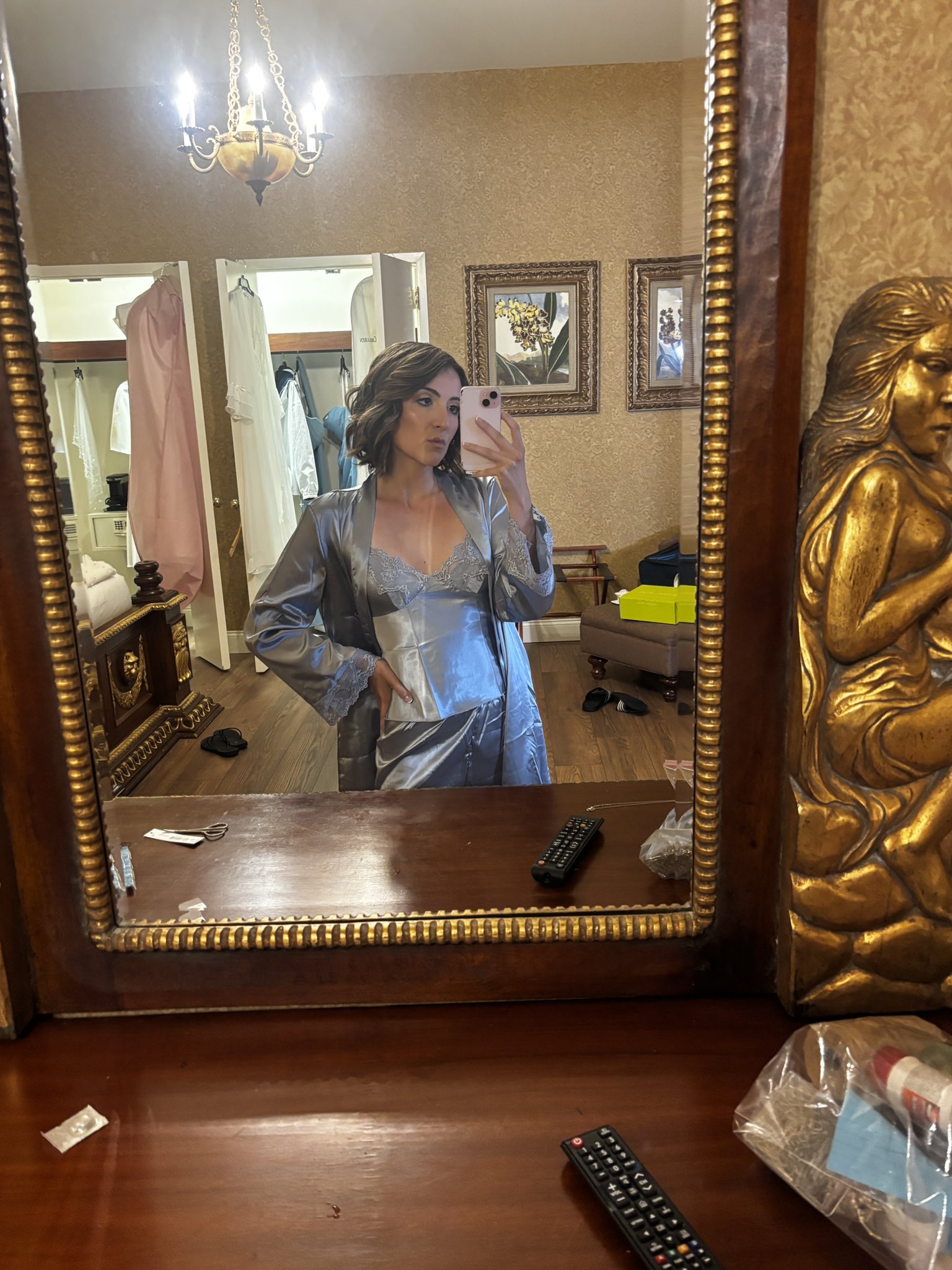 1 pic. got my hair and makeup done for the wedding serving some Tuscan mom realness rn https://t.co/NioSp0BNUA