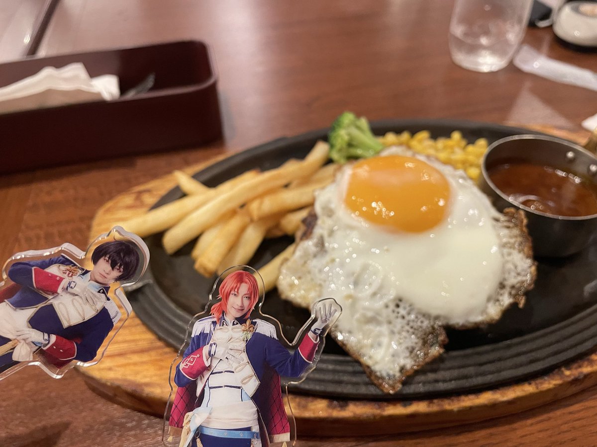 CfS92ou's tweet photo. ハンバーグを紹介してくれるレオ https://t.co/tZJ8McR68n