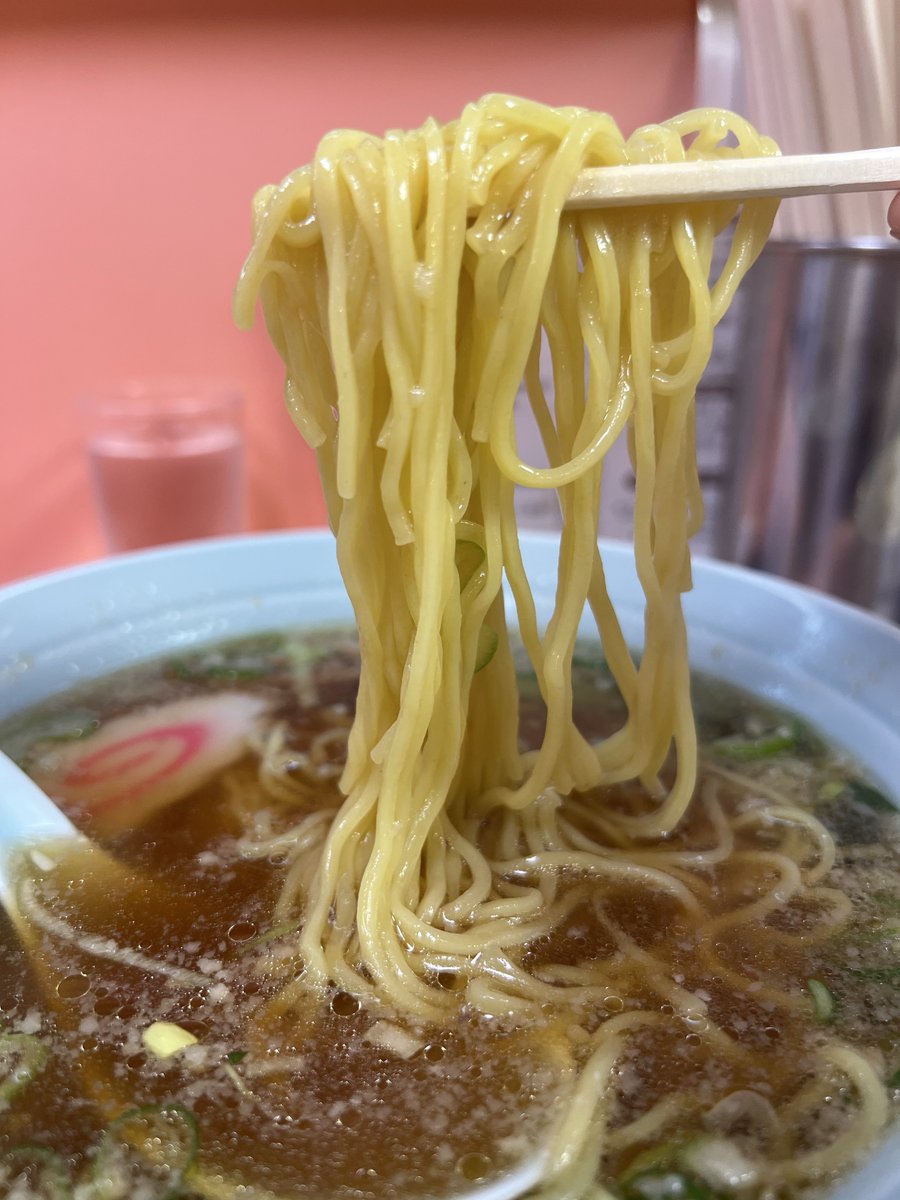 nippon_edit's tweet photo. 鶯谷駅 北口徒歩0分の街中華 「大弘軒」

山手線で最も駅近かもしれない
昭和22年創業の老舗町中華

【中華料理 大弘軒（たいこうけん）】
・1947年創業、79年の歴史を持つ名店
・JR鶯谷駅北口から徒歩0分（改札から約10秒）
・元三島神社の敷地内（1F）にある珍しい立地

【メニュー・味の特徴】一部ピックアップ
・ラーメン（600円）：鶏ガラ醤油の正統派スタイル
・チャーハン（700円）：コショウの効いたしっとり系
・セット注文：ラーメンとチャーハンが共にフルサイズで提供（1000円）←推奨
・卓上調味料：自家製ラー油とネギ油を常備
・ランチ（〜14:00）：ライス50円

【店舗情報】
住所：東京都台東区根岸1-7-11 元三島神社1F
営業時間：
- 月〜金：11:30-20:00
- 土曜日：11:30-16:00
定休日：日曜
備考：全席喫煙可、支払いは現金のみ

※価格は変動の可能性があるため、来店前に必ずご確認ください。

この店で何がおすすめですか？
大将に聞くと、必ず「ラーメン���チャーハン」という一言が返ってきます。

この店に初めて行く方には、お店の推奨でもある「ラーメン＋チャーハン」のセットで頼むことをおすすめします。食べ応えやボリュームもしっかりあり、味もこの価格帯で、しっかりと五感で楽しめる味になっています。

特にラーメンはあっさりで、麺の質感も軽いので、ペロッといけてしまいます。

日々の何気ない食事を大切にし、そこから新しい刺激や価値観、そして日常への新しいインスピレーションを取り入れさせて頂いています。

美味しい食事をありがとうございました‼︎ 
そしてご馳走様でした🙋

Taikoken: A Local Chinese Restaurant 0 Minutes from Uguisudani Station North Exit

Perhaps the closest station-side restaurant on the Yamanote Line, this long-standing "machi-chuka" (neighborhood Chinese spot) was founded in 1947. 🇯🇵

【Chinese Restaurant Taikoken】
• Founded in 1947, a renowned shop with 79 years of history.
• 0-minute walk from the JR Uguisudani Station North Exit (about 10 seconds from the ticket gate).
• Unique location situated within the grounds of Moto-Mishima Shrine (1st floor).

【Menu & Flavor Profile】
• Ramen (600 yen): Authentic chicken-bone soy sauce style.
• Fried Rice (700 yen): A moist style with a nice peppery kick.
• Set Order: Both Ramen and Fried Rice are served in full sizes (1,000 yen) ← Highly recommended.
• Condiments: Homemade chili oil and green onion oil are available on the tables.
• Lunch (until 14:00): Rice for 50 yen.

【Shop Information】
Address: 1F Moto-Mishima Shrine, 1-7-11 Negishi, Taito-ku, Tokyo
Business Hours:
- Mon–Fri: 11:30–20:00
- Saturday: 11:30–16:00
Closed: Sundays
Notes: Smoking allowed at all seats, cash only.

*Prices are subject to change; please verify before visiting.

What do you recommend at this shop?
If you ask the chef, he will always give a one-word answer: "Ramen, Fried Rice."

For first-time visitors, I recommend ordering the "Ramen + Fried Rice" set, which is also the shop's own recommendation. It is satisfying and voluminous, and at this price point, the flavor is something you can truly enjoy with all five senses.

The ramen, in particular, is light with a delicate noodle texture, making it easy to finish in no time.

I cherish these casual daily meals, drawing new stimulation, values, and inspiration for everyday life from them.

Thank you for the delicious meal!!
It was a feast!!

Please drop by if you happen to be traveling in Japan! 👏