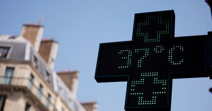 Europe_9Now's tweet photo. "French city-dwellers fleeing their ovens: swapping stifling apartments for air-conditioned hotel rooms amid brutal heatwave!
Who needs home when hotels have AC & pools?
#FranceHeatwave #TooHotToHandle" https://t.co/vemlVbYDA1