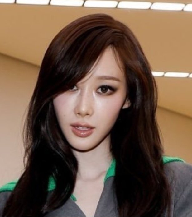 selvyrrr's tweet photo. kpop stans will look you dead in the eye, and say she's NATURAL https://t.co/mAqY2jse22