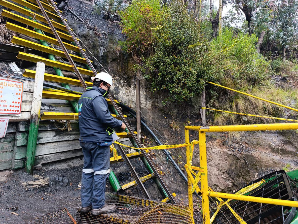 Alfred_Balle's tweet photo. El páramo no se negocia. Descubrimos minería ilegal de carbón, incluso en áreas protegidas, y ordenamos más de 17 cierres en la provincia de Ubaté, en municipios como Cucunubá, Lenguazaque y Sutatausa. 

Quien atente contra nuestros ecosistemas tendrá una autoridad ambiental vigilante y actuando.