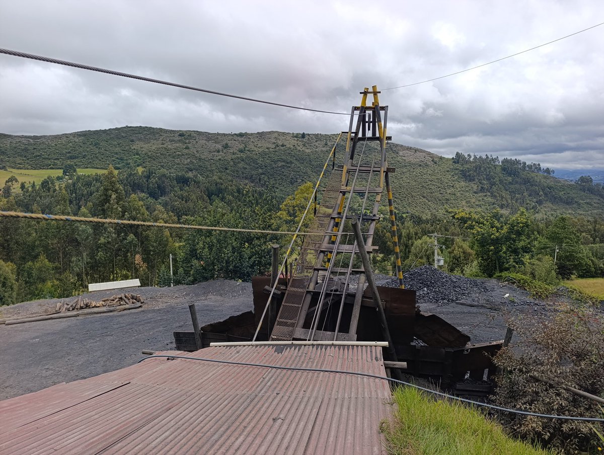 Alfred_Balle's tweet photo. El páramo no se negocia. Descubrimos minería ilegal de carbón, incluso en áreas protegidas, y ordenamos más de 17 cierres en la provincia de Ubaté, en municipios como Cucunubá, Lenguazaque y Sutatausa. 

Quien atente contra nuestros ecosistemas tendrá una autoridad ambiental vigilante y actuando.