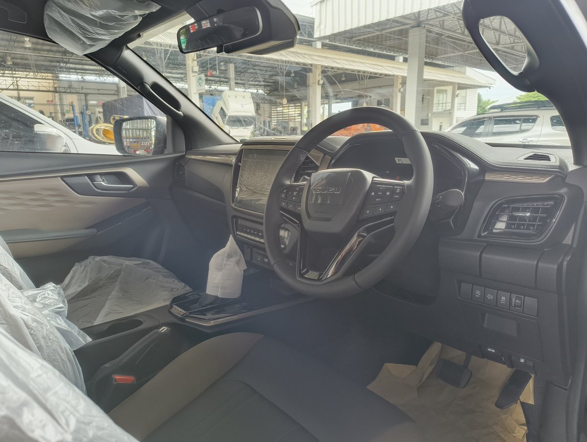 FC6i_VTEC's tweet photo. タイから個人輸入されたいすゞD-MAX、日本で販売価格1,000万円ってマジ？

タイから個人輸入されたいすゞD-MAXが、日本で約1,000万円という価格で販売されているとして話題に!

#Isuzu #dmax https://t.co/MoOV4OQlH3