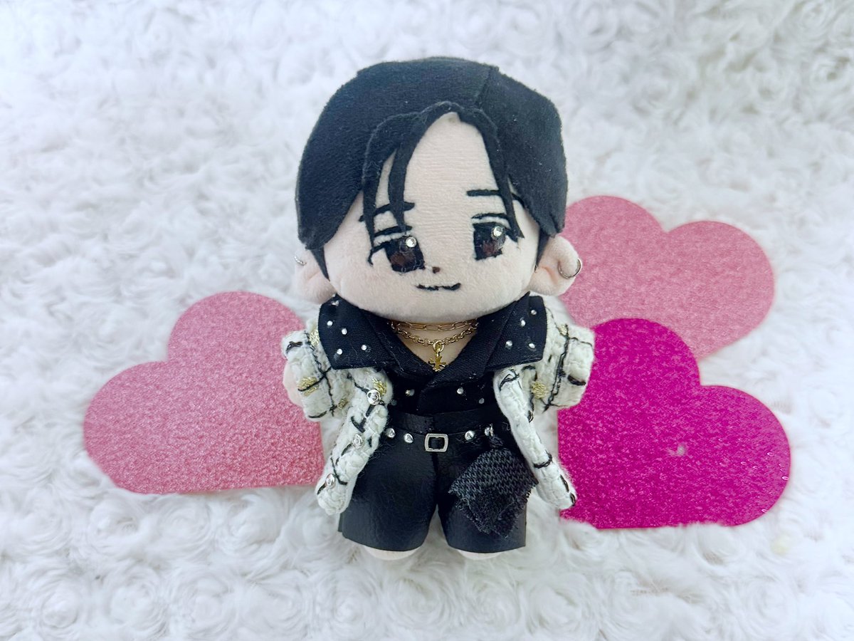 Mo1602To's tweet photo. 一日中引き篭って、智樹くんの大好きなツイード白衣装完成したー🥹♡
特典会で緑チェック衣装作ってって言われて作ったけど、まだ納得のいくものになってないので、先にこちらを🤍
次の特典会にはこちら下げていきます😍

あとは髪の毛赤髪にする予定です¨̮⃝

#自作ぬい https://t.co/6lijaYF7Dq