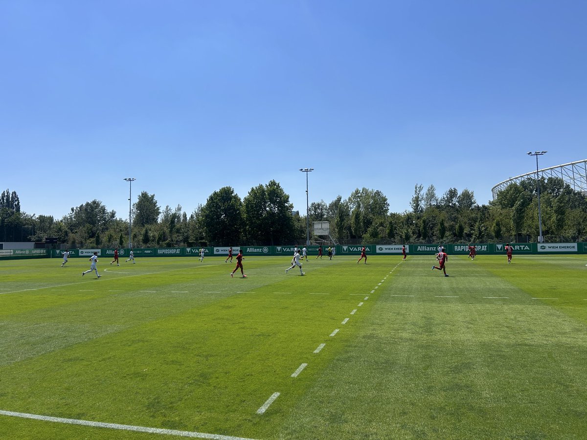 skrapid's tweet photo. Das erste Testspiel der Saison hat begonnen, hitzebedingt kann es etwas länger dauern, da pro Halbzeit zwei Hydration Breaks vereinbart wurden.
#skrapid #SCRFAC #SCR2026 https://t.co/vOFVQuCJ5H
