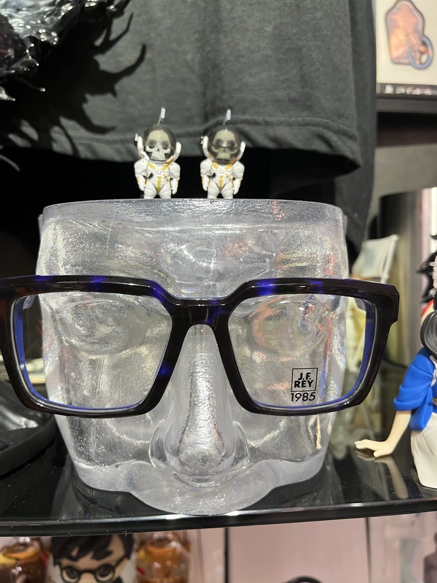 RECONGUISTAIN_G's tweet photo. 歴代の小島監督着用モデルも展示してる😂
こちらは売り物ではありませんよ❌
 #小島秀夫
 #JFREY https://t.co/hfNI933owV