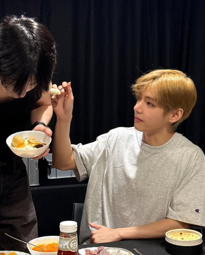kvubie's tweet photo. tae looks so wifey here https://t.co/ILQ6WuLA1Z