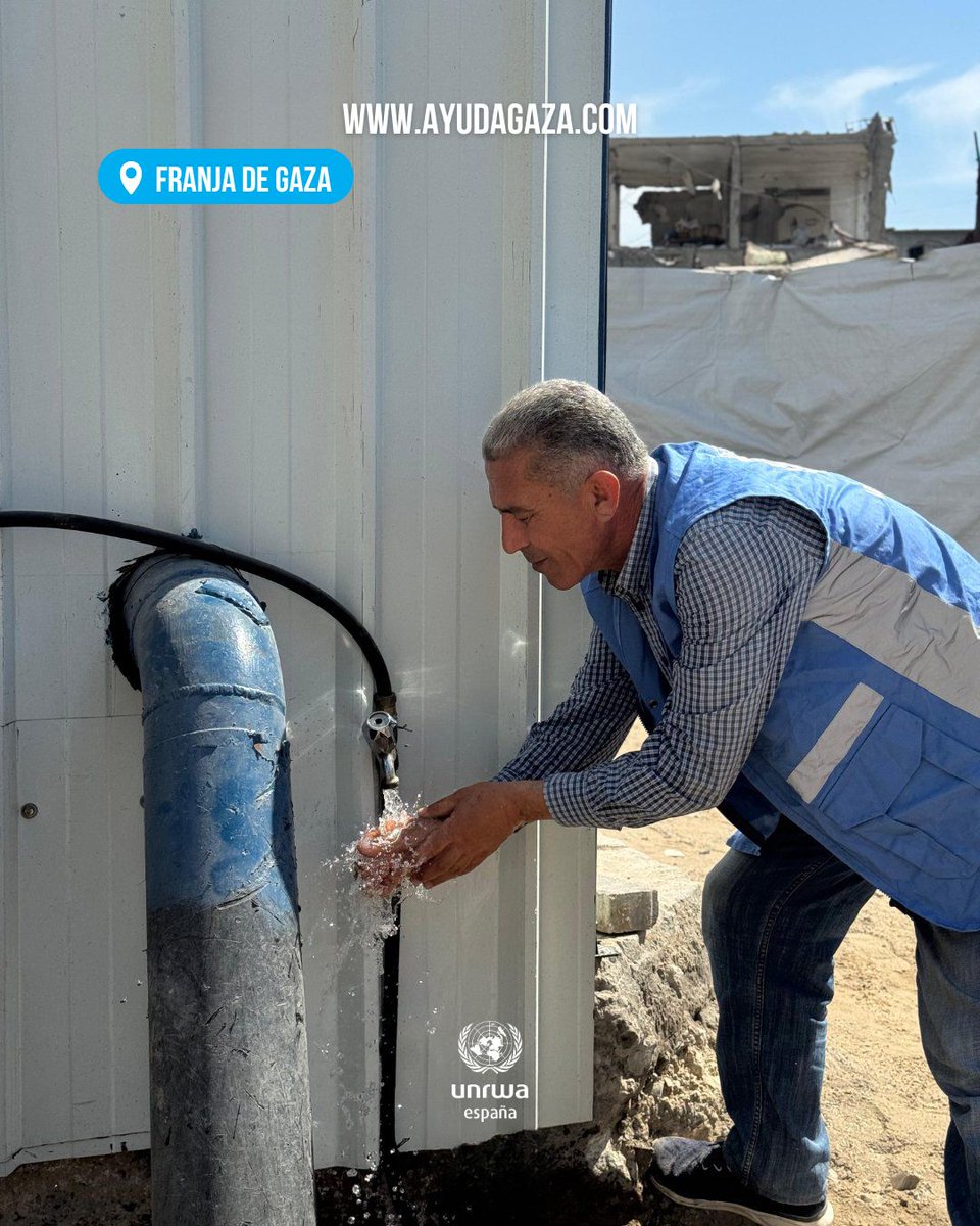 UNRWAes's tweet photo. Nuestros equipos de sanemiento de UNRWA en #Gaza han distribuido 92 millones de litros de agua a más de 850.000 personas. Pero la crisis del agua continúa y el apoyo es vital. Cada gota cuenta. https://t.co/jMonW8szym https://t.co/gwkI7lrov9
