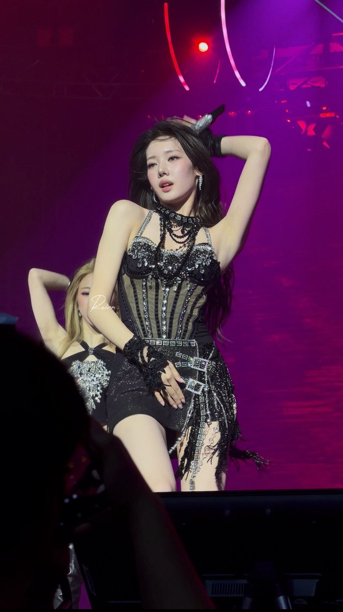 baevvhite's tweet photo. This outfit is so gorgeous 🖤

시선을 훔치는 로라의 춤
#BABYMONSTER_CHOOM_SEOUL_D2
#RORA #BABYMONSTER https://t.co/05jz3rQKAU