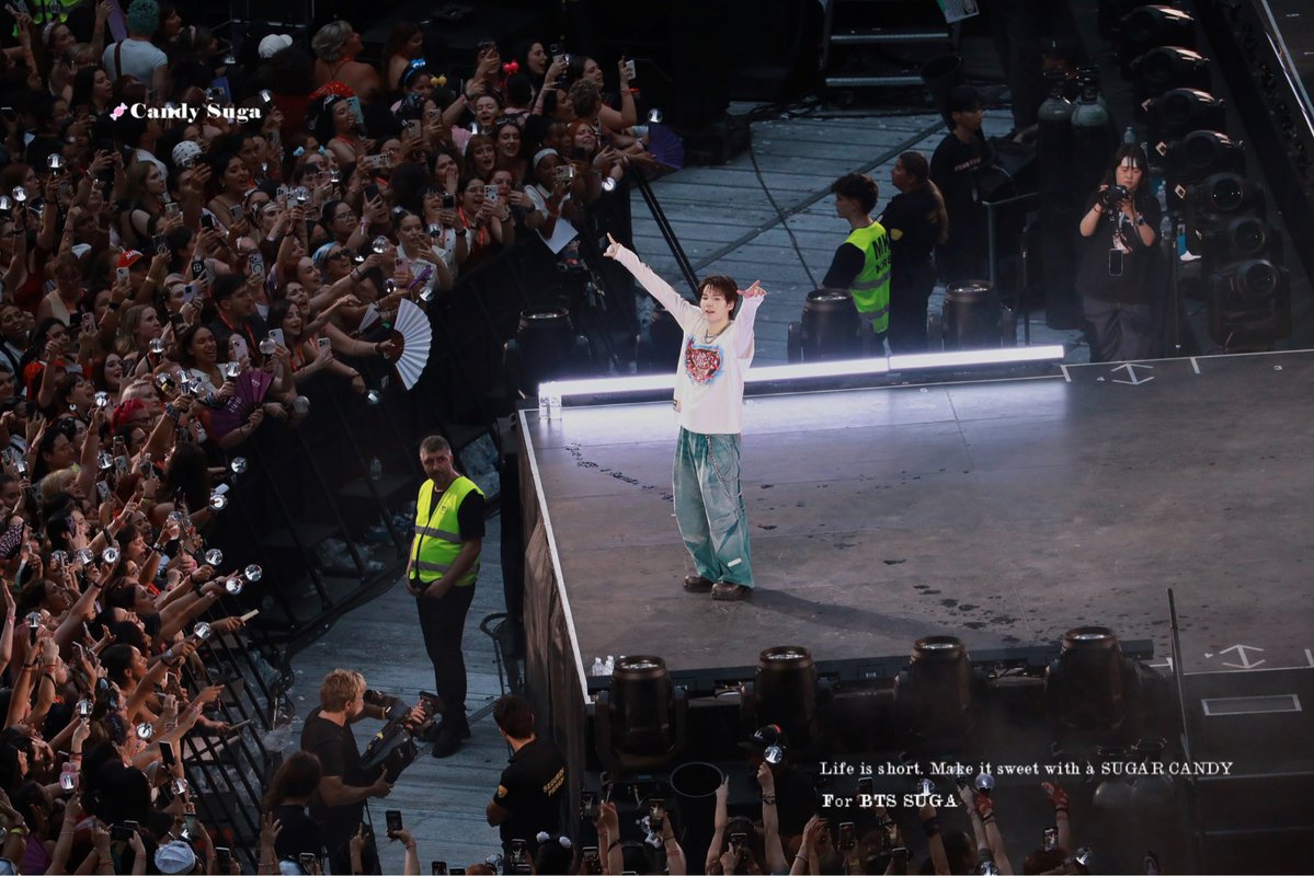 mygteambr's tweet photo. 270626 ✦ Fotos de SUGA no 1° show em Madrid 🇪🇸 https://t.co/CJWXLH0oCX