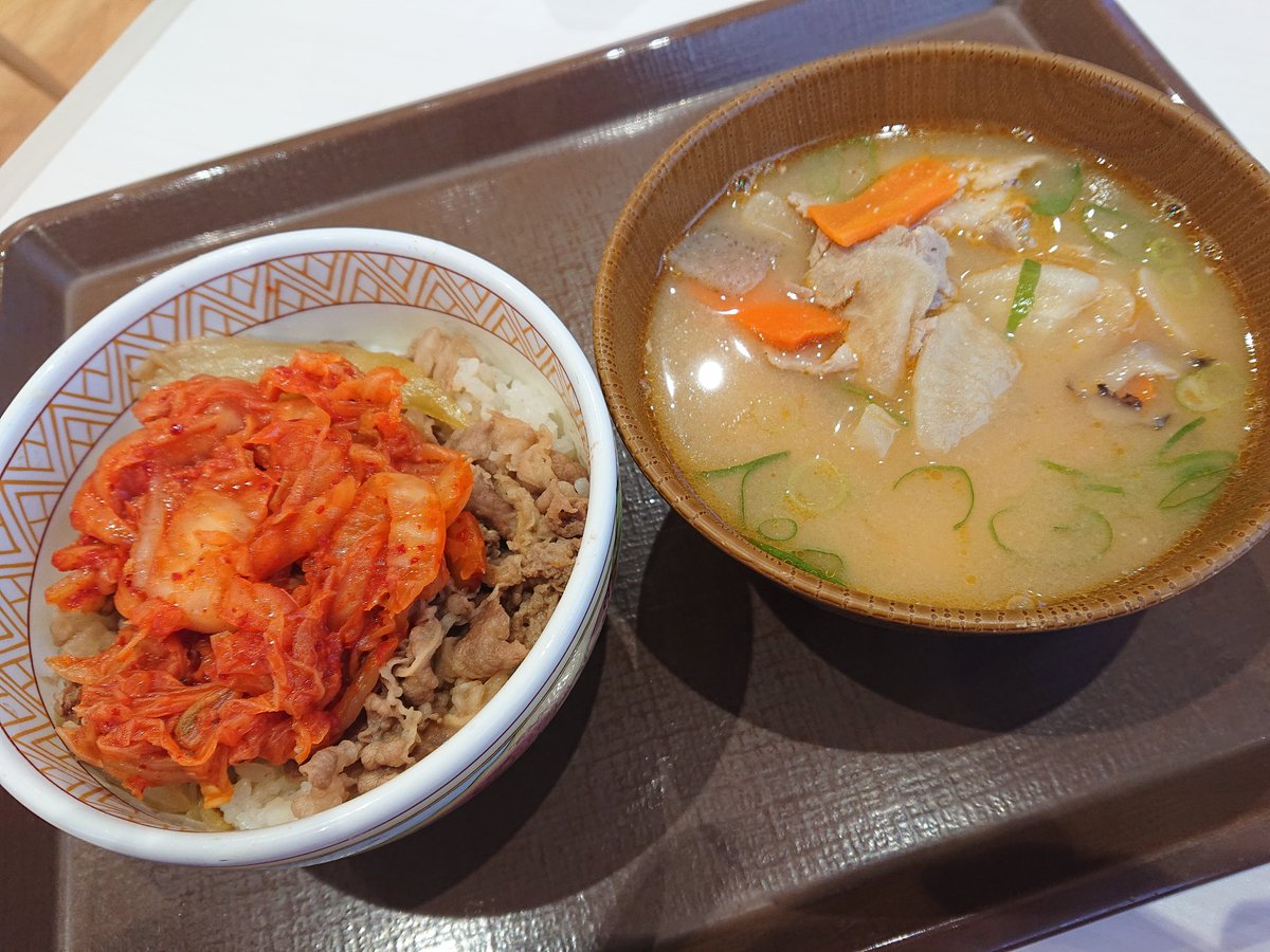 marin3776's tweet photo. すき家🍜 とん汁みそラーメン オハツ です 💃 https://t.co/9fyRegM409