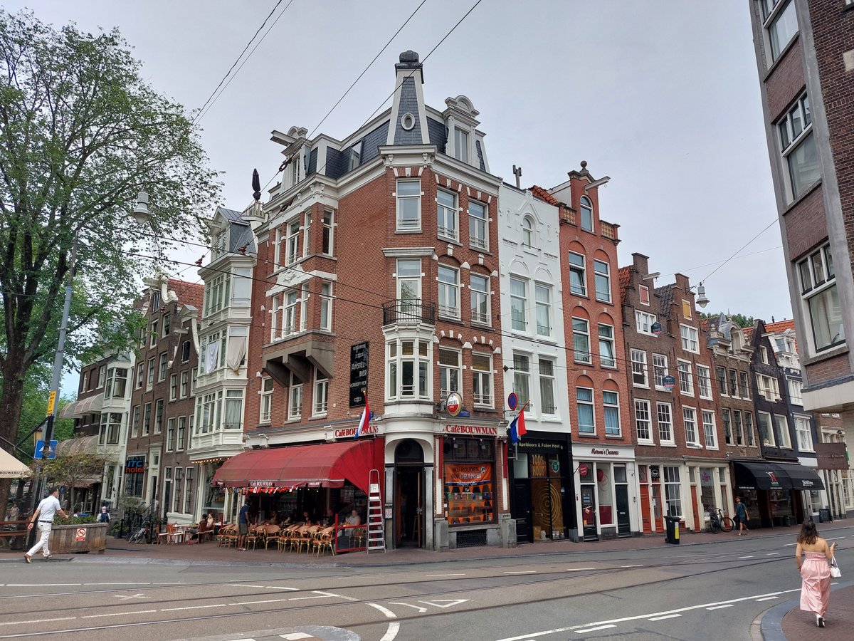 ElineVulsma's tweet photo. Een klamme wandeling van De Pijp via de Utrechtsestraat en Rembrandtplein naar het Rokin. In de verte stapelen zich wolken op. Een spatje regen en een enkele donderslag. Warm blijft het. https://t.co/xRhRNntLnt