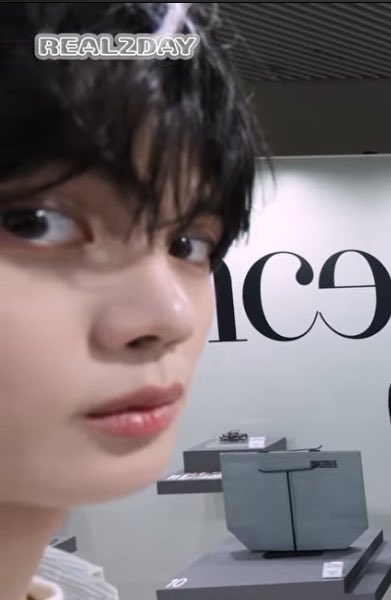 gyusnack's tweet photo. mango personified https://t.co/CReeYjAZt2