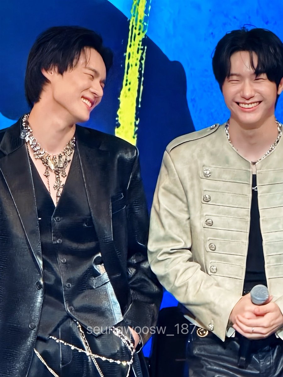 AliceSikie's tweet photo. #SEJUN love his hyung so much 🥹 He is always admiring 😂
I love our roommates 💙💛

#강승식 #승식 #KANGSEUNGSIK #SEUNGSIK @gyangseungsik #임세준 #세준 #SEJUN #LIMSEJUN #빅톤 https://t.co/esKXCWw4jQ