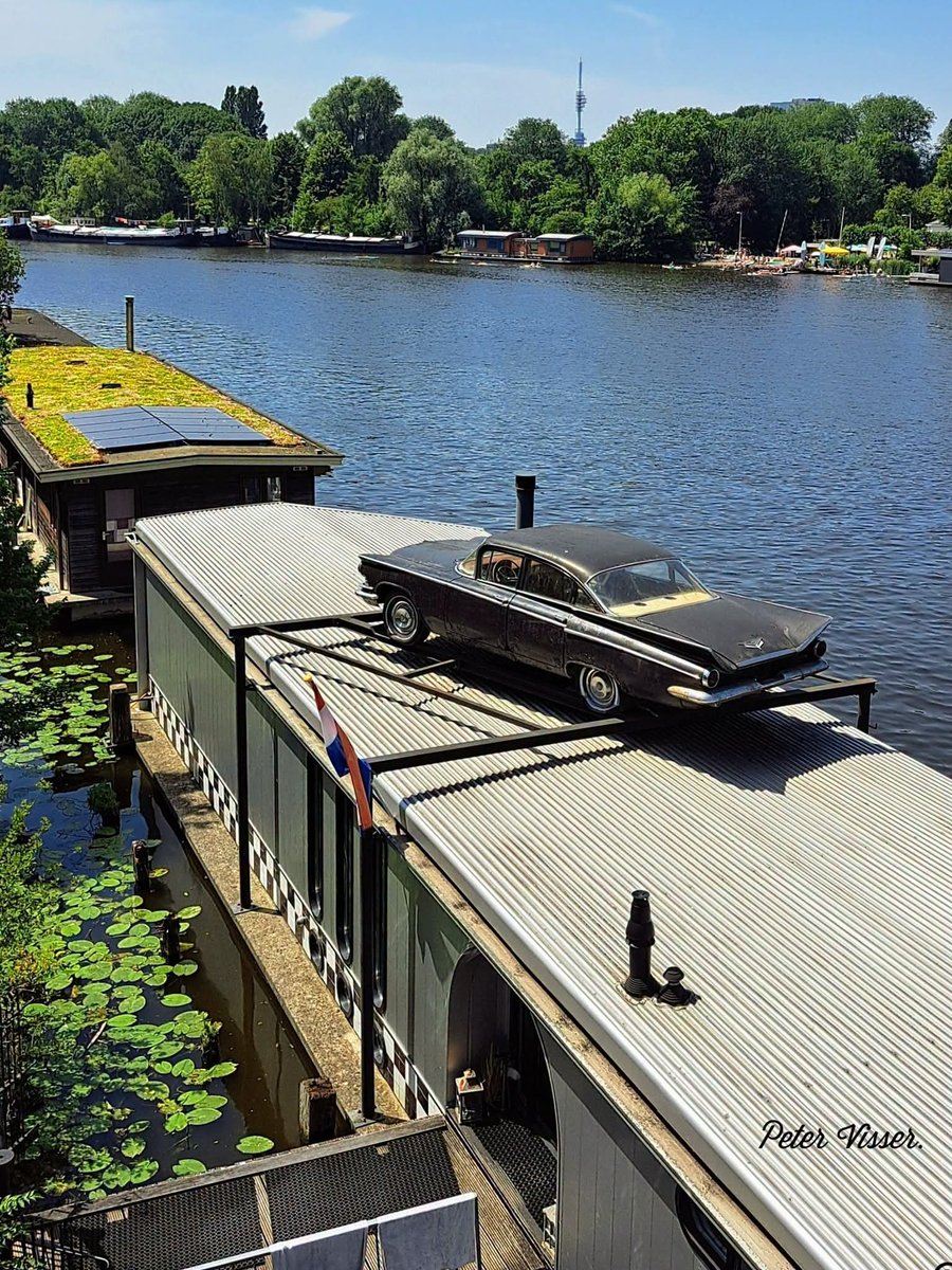 redangel2009's tweet photo. Amsterdam ❌ ❌ ❌ 
Deze Buick Invicta b.j. 1959 staat al ruim 25 jaar op het dak van deze woonboot gelegen aan de Amstel.
📸 ✍🏼 Peter Visser https://t.co/DsqJBUtmw8