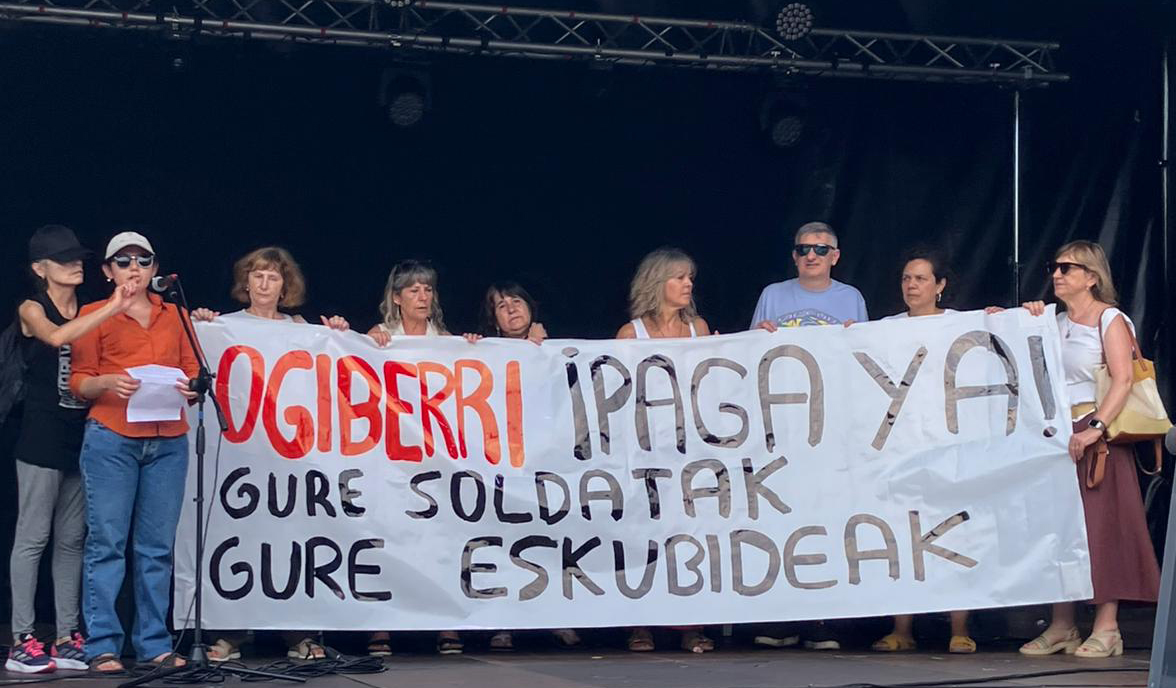 ESKsindikatua's tweet photo. Ogiberriko langileek eta langile ohiek elkarretaratzea egin dute Intxaurrondon, soldaten ez-ordaintzeak eta kontratuetako lege-iruzurra salatzeko. 

Ogiberri, ordaindu orain! Iruzurrik ez!

#OgiberriBorrokan https://t.co/YLe7TeVvf5