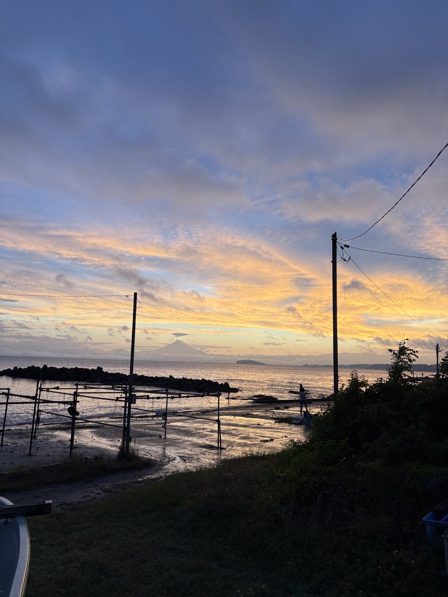 hello_hayama's tweet photo. 台風一過の葉山の夕空。
言葉はなく、ただ立ち尽くす。

#葉山 #夕焼け #台風一過 https://t.co/2aFyRLPI7p