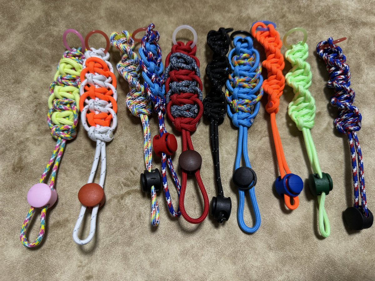 Alias_Sound's tweet photo. 【新製品告知 】
ストラップ裏通しをスマートにしたくて新アクセサリを作りました。

その名も『Strap-eld（ストラペルド）』
来週のPGMで初お披露目します！

なんとバリエーションを【50種】用意しました。ガジェット好きのこだわりに応える自信作です。詳細をツリーへ↓ https://t.co/fLOW7MuyZg