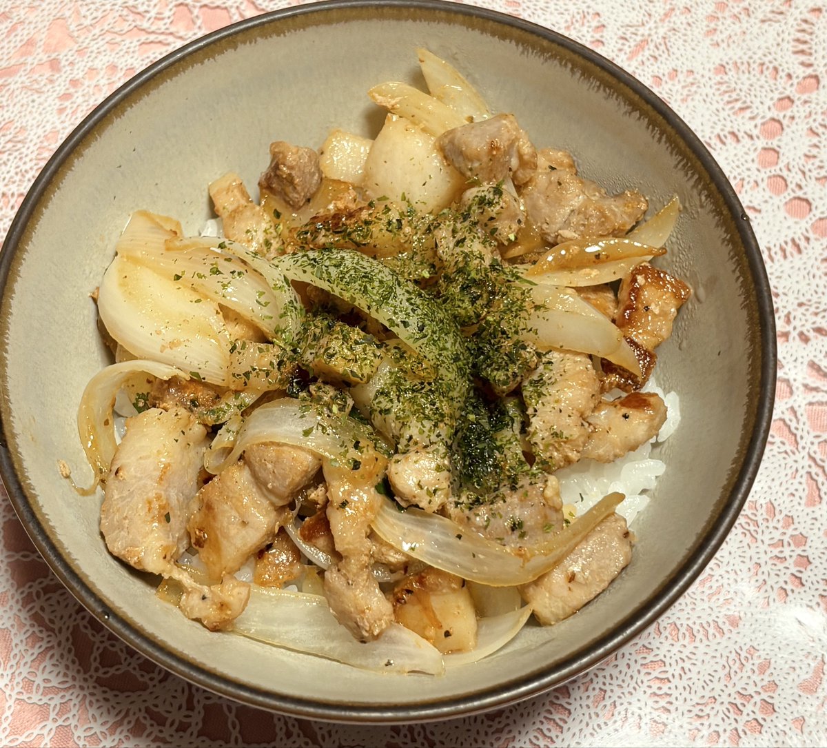 IRISDROP_V's tweet photo. 塩豚丼
さらだ https://t.co/vBSL1F34Vg