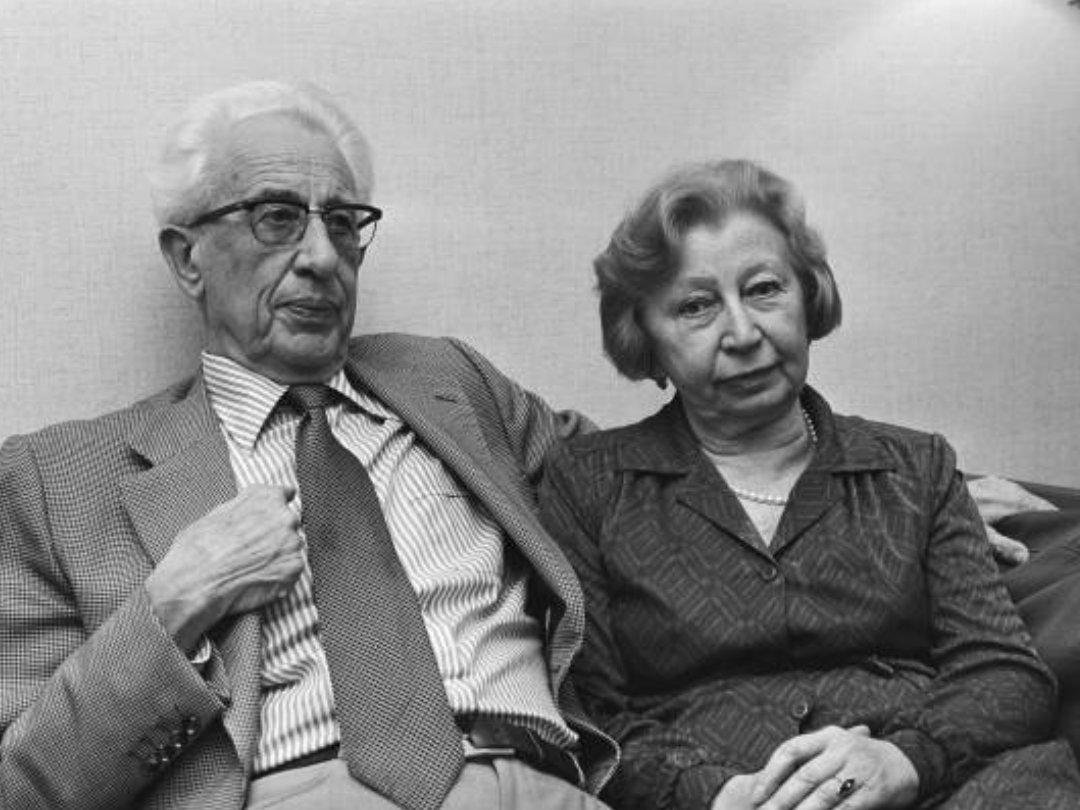 RosellaDeen's tweet photo. Door de anti-Joodse maatregelen van de nazi’s werd het bedrijf Opekta van Otto #Frank via een “Arisering” op papier overgedragen om onteigening door de bezetter te voorkomen. Het bedrijf werd daarna voortgezet als Gies & Co, waarbij o.a. Jan #Gies hielp. #History #WO2 https://t.co/WPvlAPckfO