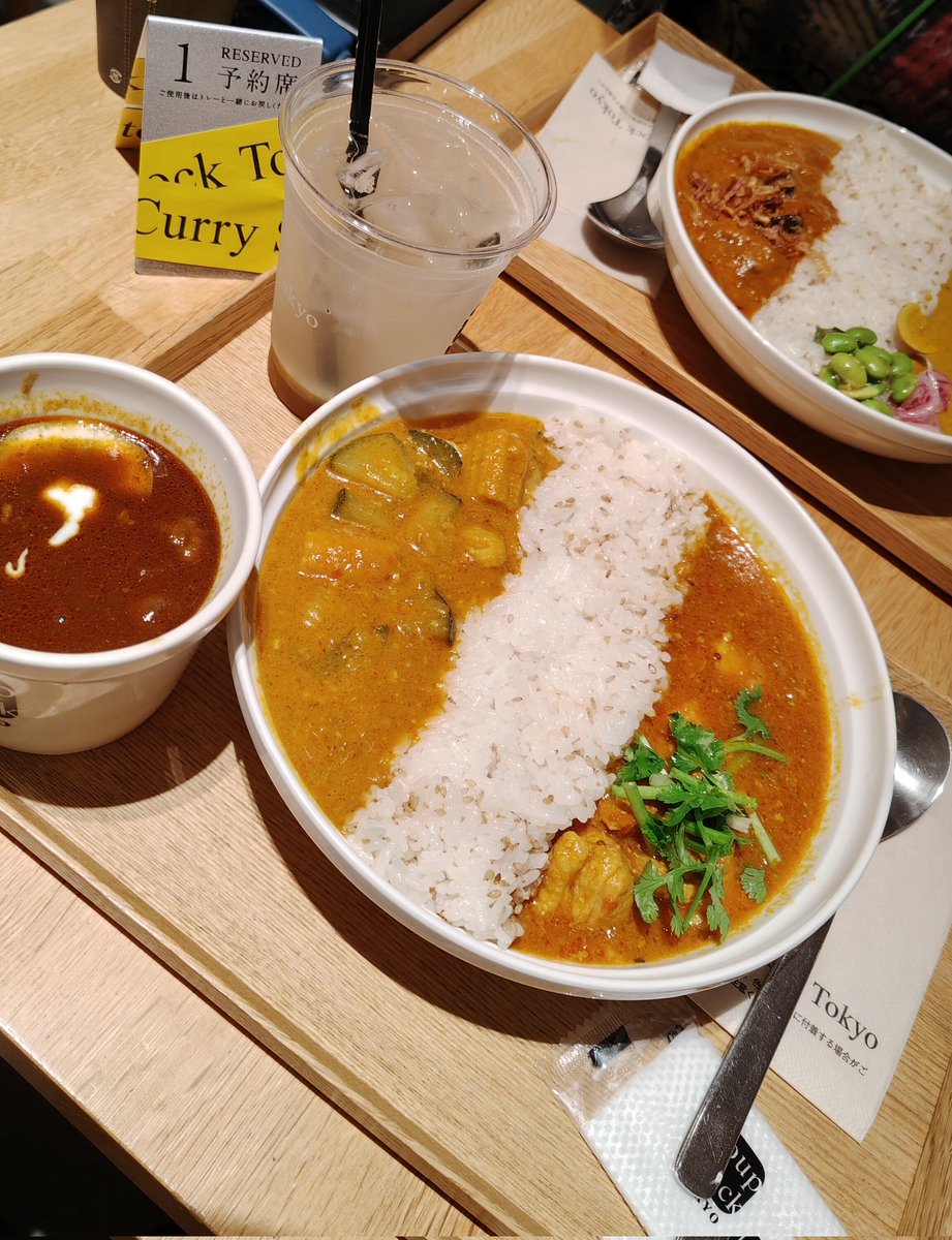 YUME_KIKAI's tweet photo. 今日食べに行きましたー！！毎回恒例のカレーとカレーとカレーのセット🍛
店員さんのイエローTシャツかわいかったです💛スタッフ専用だって言われました😂欲しい〜😂 https://t.co/iKtt5UO7Jp