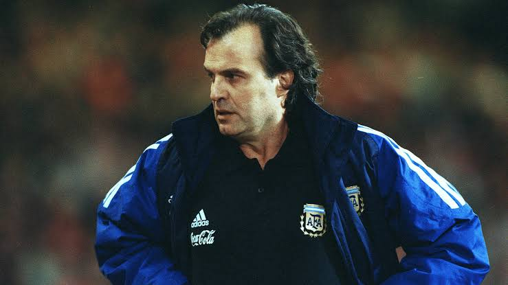 Jozsef_Bozsik's tweet photo. BIELSA

Em 1998, perguntado pela imprensa sobre a Copa, Bielsa reclama da falta de organização coletiva das equipes, do excesso de jogadas individuais no Brasil, e dá a cara do que ele seria como técnico da seleção argentina: o primeiro dos técnicos protagonistas e abusivos. https://t.co/9Il4mQnzLJ
