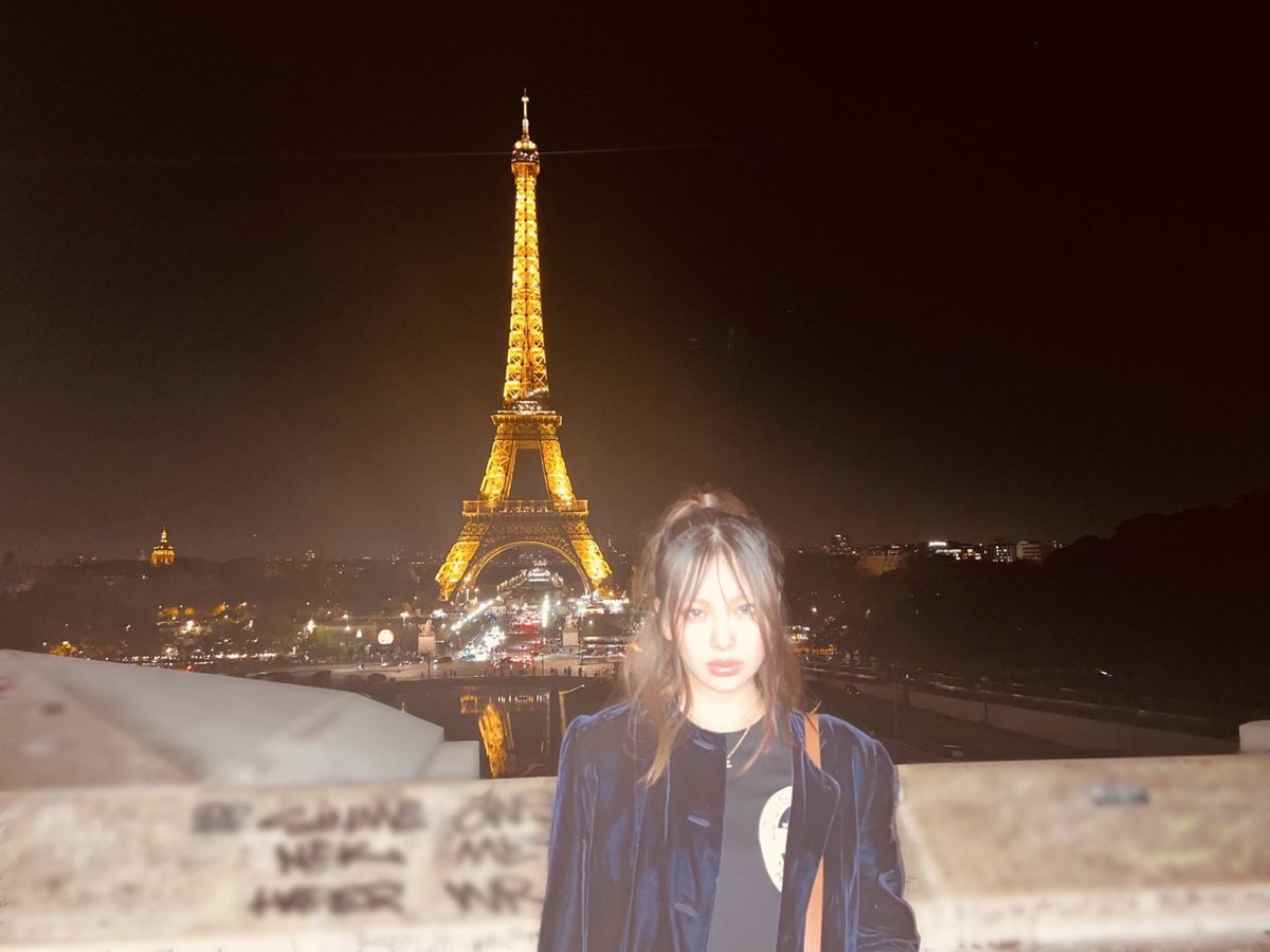 NEWJEANSBR's tweet photo. Somente ela pra conseguir moggar a Torre Eiffel https://t.co/ONwXq1FQna