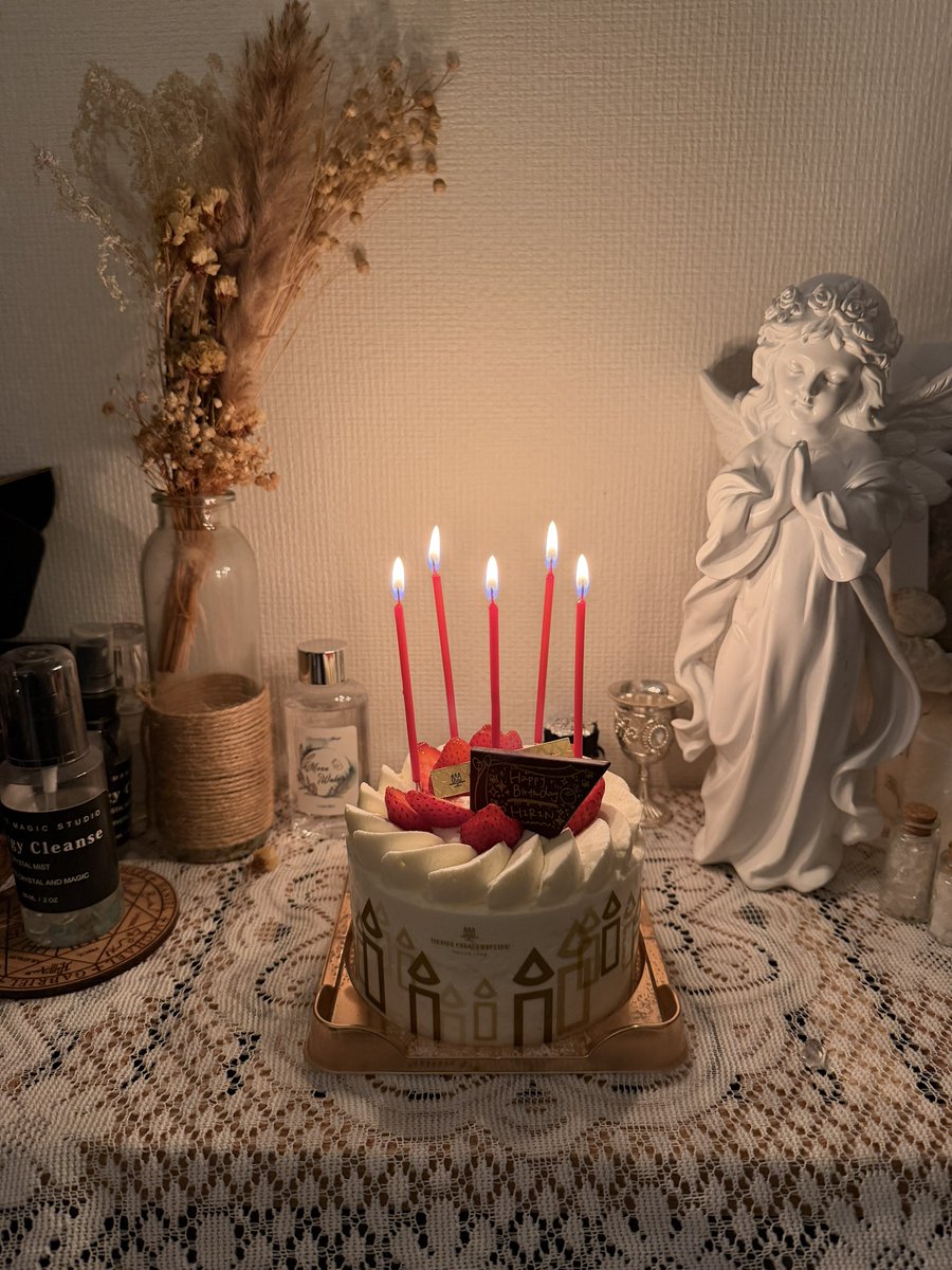 Hirin_HLW's tweet photo. 誕生日を迎えました��🎈
今年も無事に歳を重ねました✨

この1年間で、いっぱい笑ったり、泣いたり、喧嘩もしたり（笑）
振り返って見ると、本当にとっても濃い一年でした✨
そして、この1年間もたくさんの方々にお世話になり、本当にありがとうございました🙏🏻

また新しい一年も、一日一日を大切に、自分らしく、一歩ずつ成長していけるよう精進してまいります！📀🎵
今年もどうぞよろしくお願いいたします！💜