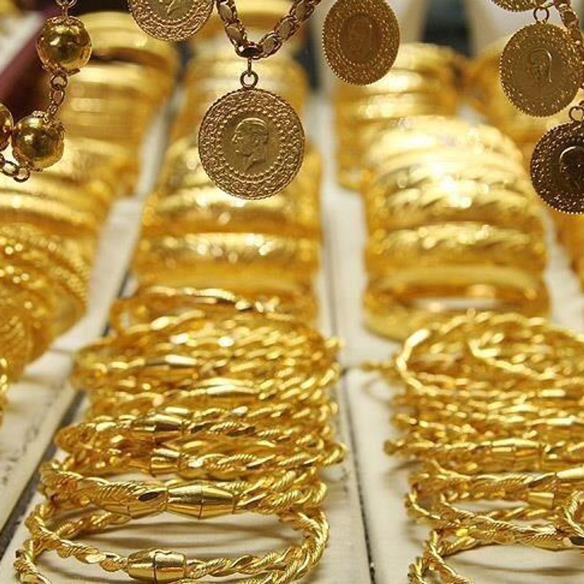 Bursayerell's tweet photo. Bursa'da ev almak için biriktirdiği 1 kilogram altını çöpe giden vatandaş:

"Eşim, temizlik yaparken eski çamaşırlarla birlikte çöpün içine atmış."

Detaylar profilde. https://t.co/dctX60YrcL