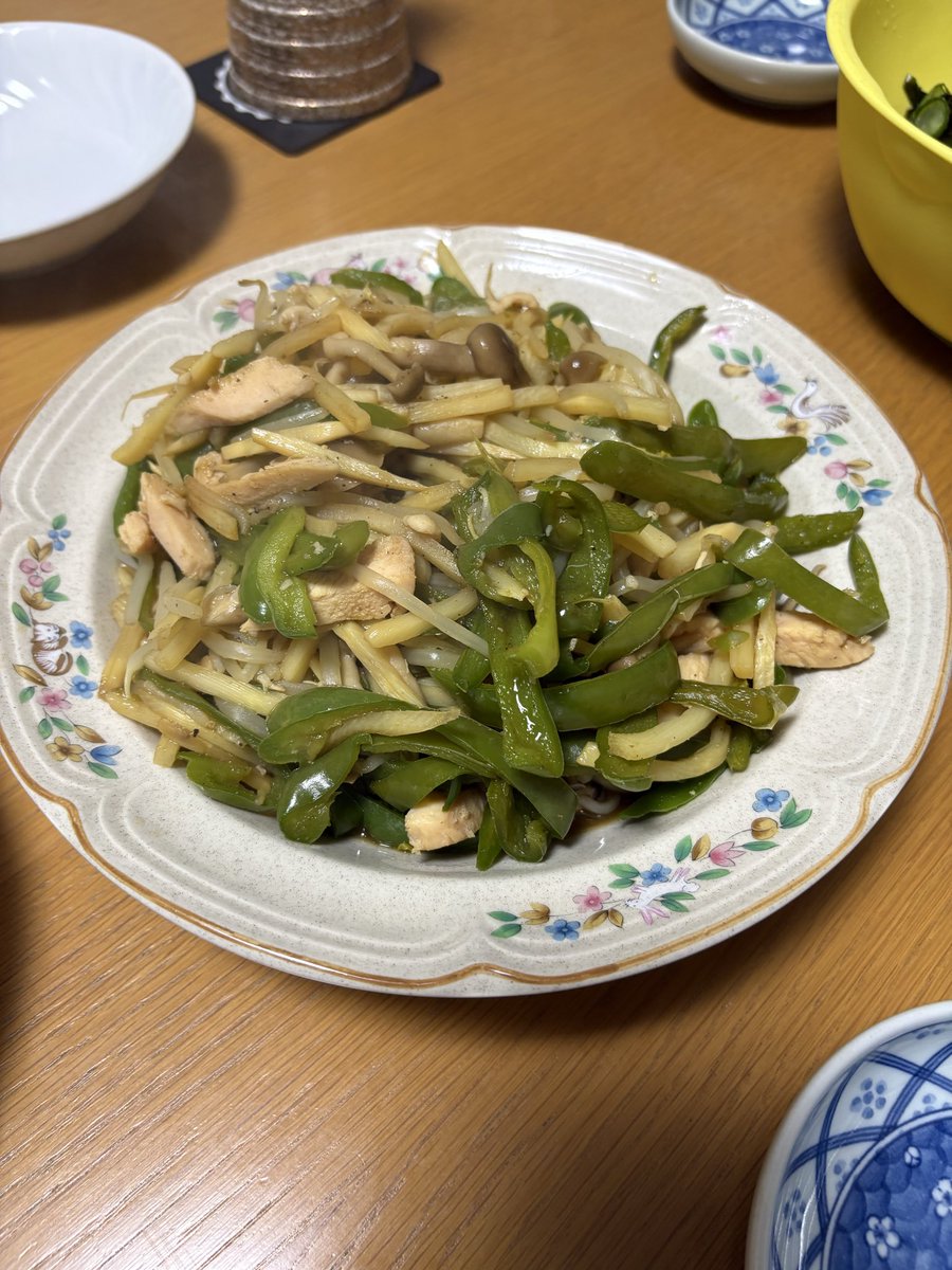 seisui3's tweet photo. 晩飯に、青椒肉絲もどきを作った。肉をサラダチキン細長く切って代用してみたけど、結構良かった。油も使わずなので、だいぶ健康的でヘルシー。
ピーマン8個くらい入れた🫑🤣 https://t.co/AIdBDYqLc0