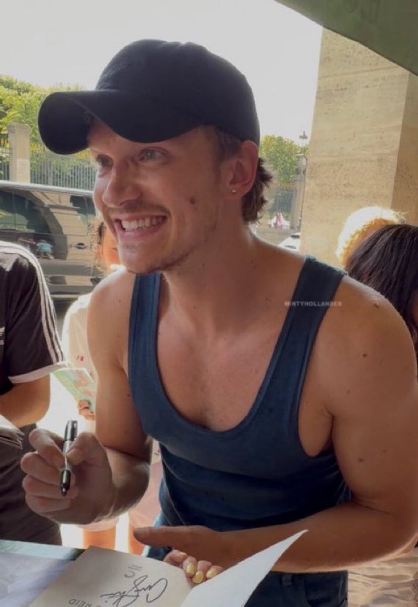 aliceundercloud's tweet photo. the way he looked at me while he was signing my drawing… I’m healed https://t.co/lrEhigZKRD