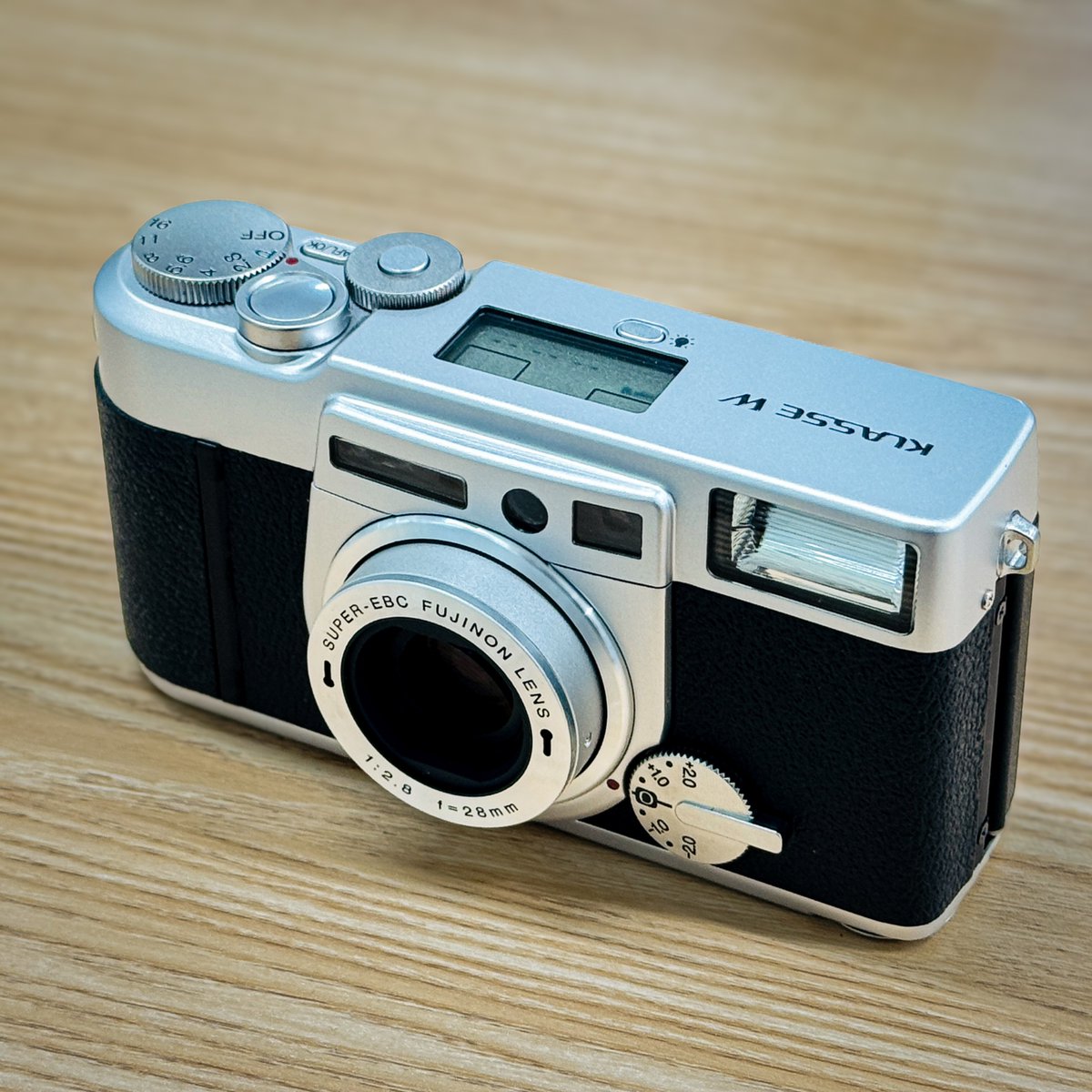 dkcamera2027's tweet photo. Great Camera Available.

FUJIFILM KLASSE W 

A premium point &amp; shoot film camera with a SUPER-EBC FUJINON 28mm F2.8 lens.

Perfect for wide-angle street photography.

Tax-free shopping available.

#FUJIFILM #KLASSEW #PointAndShoot #FilmCamera #CompactCamera #TaxFree #Shinjuku https://t.co/D7VtvQr18W