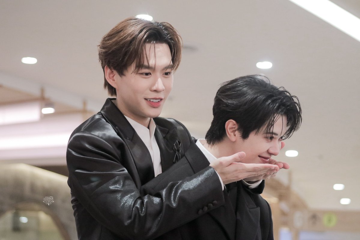 HappiiMeine's tweet photo. จุ๊บบวตล ~~ 
( @bbverpj @tonliew_mtp ⛅️·ᴗ·) 
🌷 #BeverTonliew 🎏 

BVTL WITH TOPS OF BEAUTY #WetBrushxBeverTonliew https://t.co/lAb1OaTljw